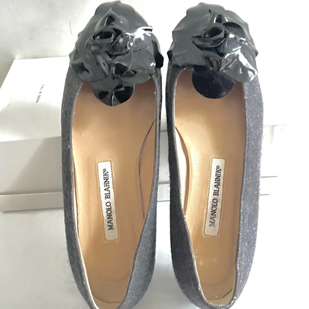 Manolo Blahnik gray flannel flats with black patent flower 38